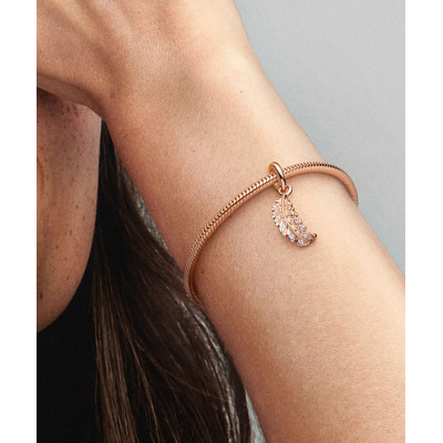 PENDENTE PANDORA ROSE PENA CURVADA